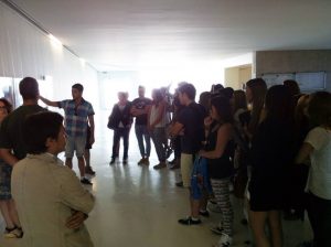 Los alumnos explicaron sus trabajos durante la presentación de la muestra. En la foto, Alejandro Vallespín se dirige a los asistentes.