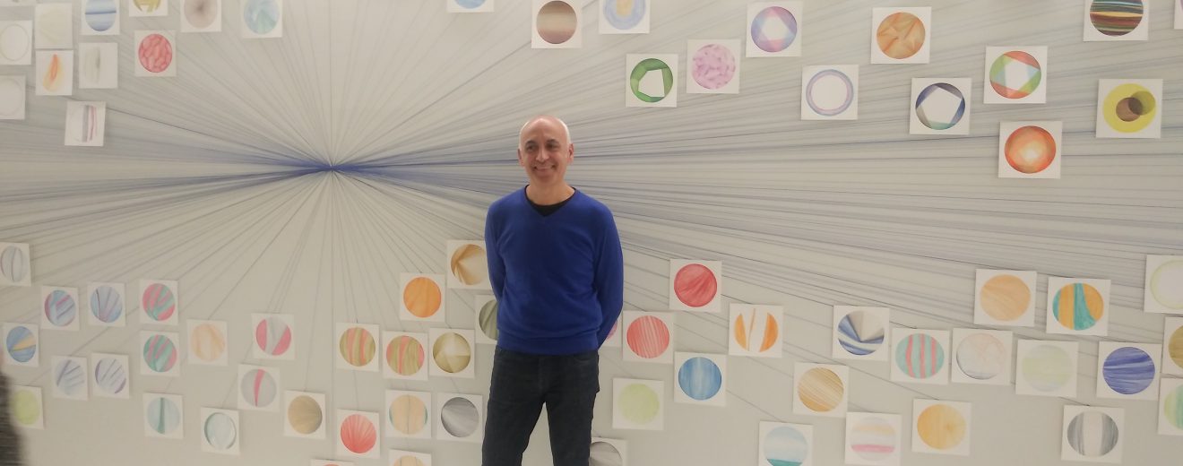 Roberto Coromina, ante su obra expuesta en el Espacio en Blanco.