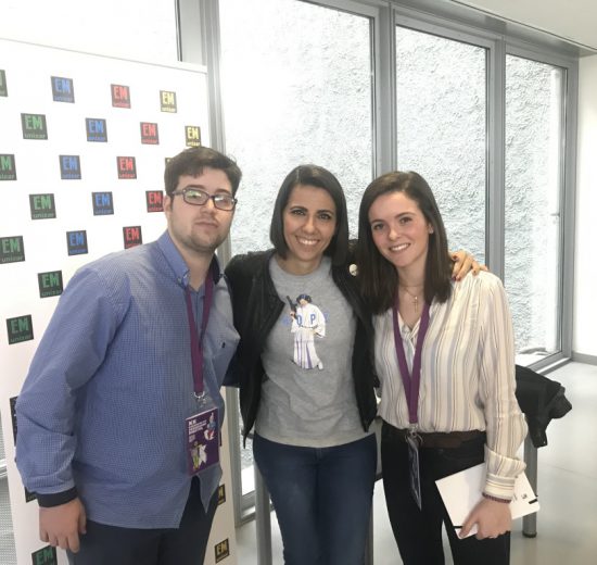 Cecilia y Alejandro, becarios de Radio USJ, junto a Ana Pastor