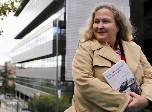 Ana del Paso, periodista de guerra, posando con su libro, «Reporteras españolas, testigos de guerra». Foto: Jorge París.