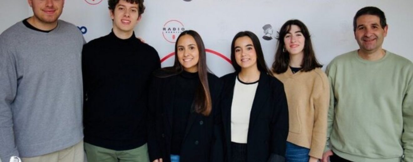 La expedición de la USJ: Gonzalo Alba, Martín Vital, Aitana Marco, Paula Melús, Jimena Arias y Óscar Aribau, docente en el grado de periodismo, en la Universidad de Nebrija