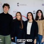 La expedición de la USJ: Gonzalo Alba, Martín Vital, Aitana Marco, Paula Melús, Jimena Arias y Óscar Aribau, docente en el grado de periodismo, en la Universidad de Nebrija