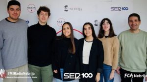 La expedición de la USJ: Gonzalo Alba, Martín Vital, Aitana Marco, Paula Melús, Jimena Arias y Óscar Aribau, docente en el grado de periodismo, en la Universidad de Nebrija