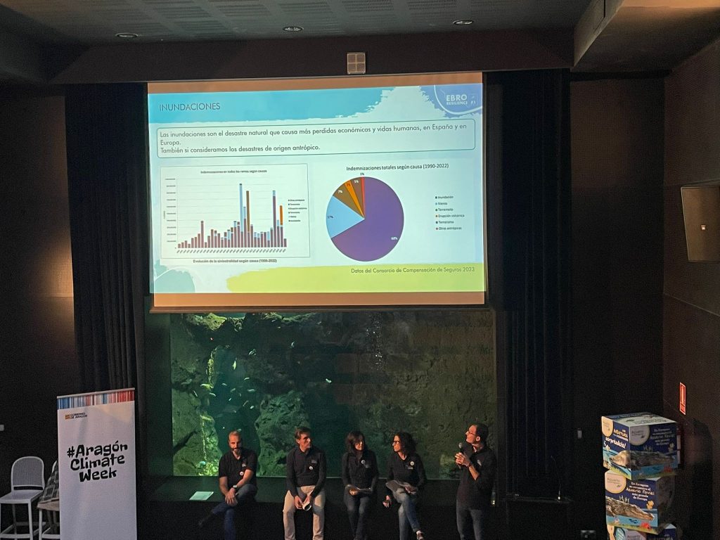 Exposición de las causas de las inundaciones desde 1990 a 2022 por los ponentes de la Aragón Climate Week en el Acuario de Zaragoza