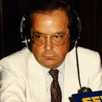 Lisardo de Felipe frente al micrófono durante una transmisión radiofónica.