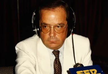 Lisardo de Felipe frente al micrófono durante una transmisión radiofónica.