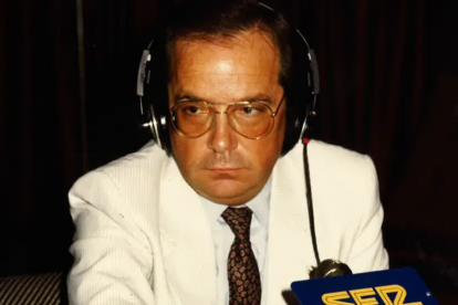 Lisardo de Felipe frente al micrófono durante una transmisión radiofónica.