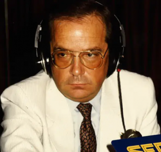 Lisardo de Felipe frente al micrófono durante una transmisión radiofónica.