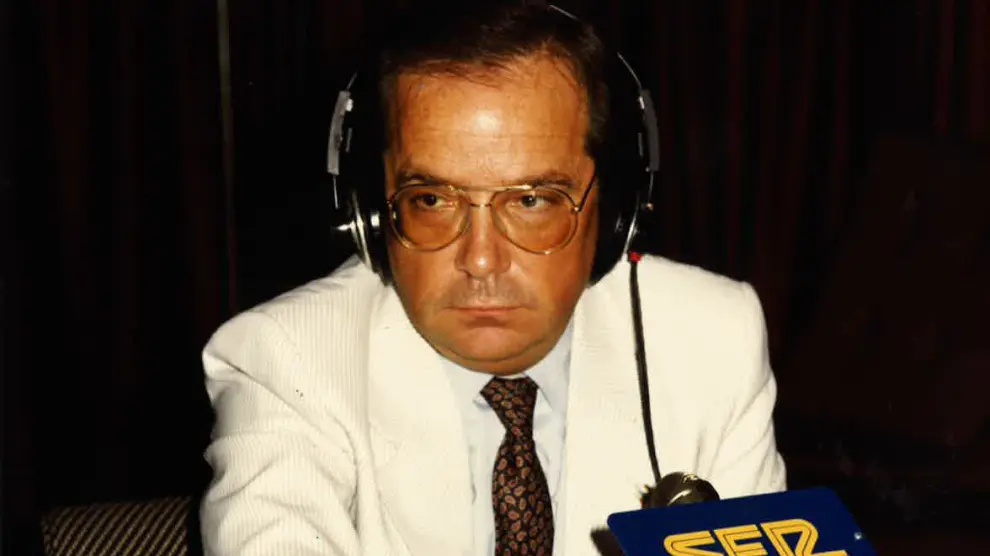 Lisardo de Felipe frente al micrófono durante una transmisión radiofónica.