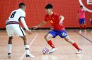 Kike Liao, encarando al rival en un partido con la selección española sub-19