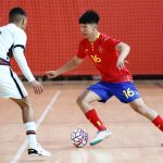 Kike Liao, encarando al rival en un partido con la selección española sub-19