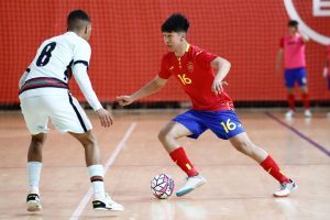 Kike Liao, encarando al rival en un partido con la selección española sub-19