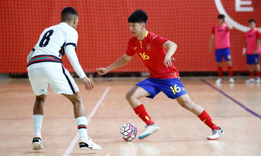 Kike Liao, encarando al rival en un partido con la selección española sub-19