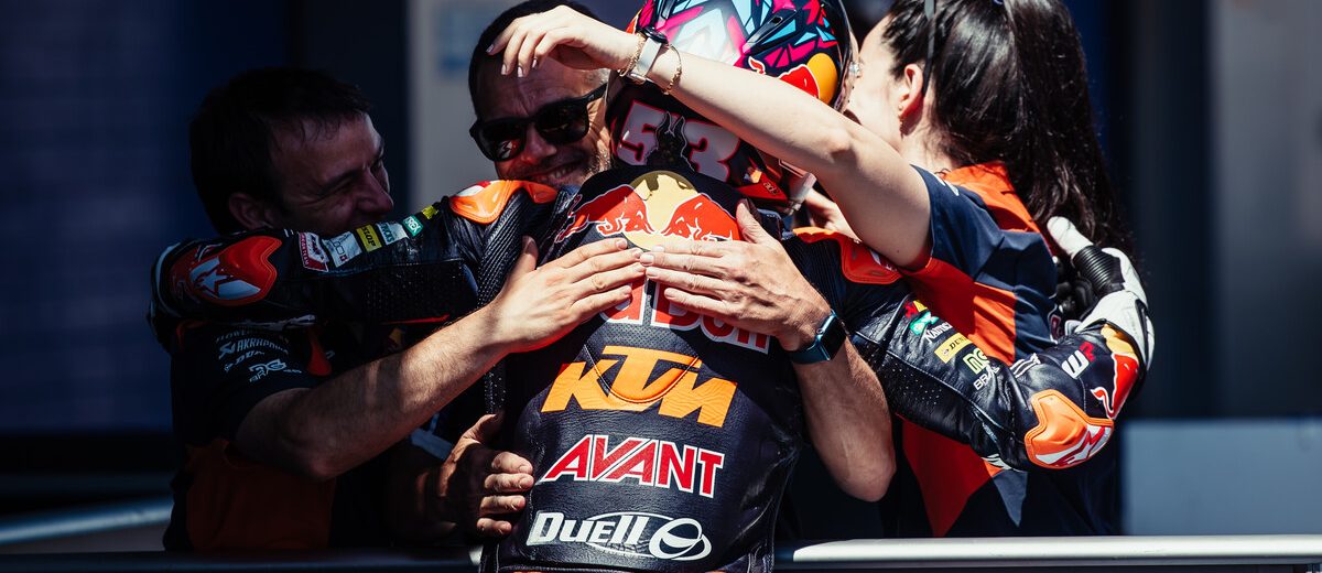 El equipo de RedBull KTM Ajo abrazándose tras finalizar una carrera