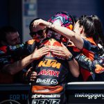 El equipo de RedBull KTM Ajo abrazándose tras finalizar una carrera