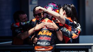 El equipo de RedBull KTM Ajo abrazándose tras finalizar una carrera