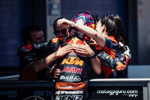 El equipo de RedBull KTM Ajo abrazándose tras finalizar una carrera