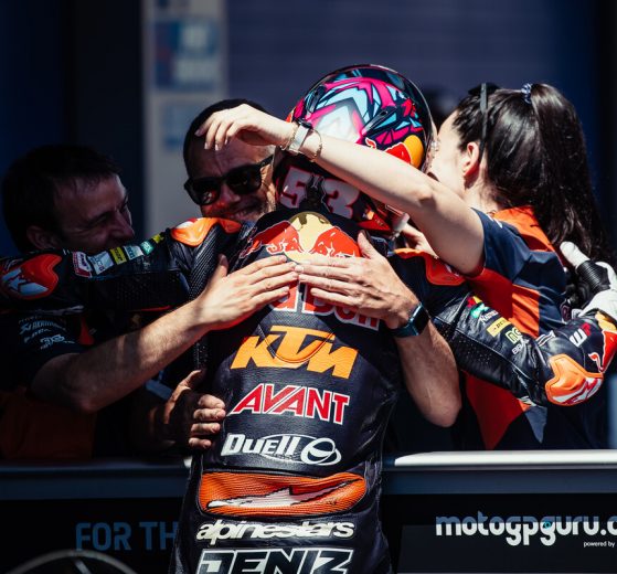 El equipo de RedBull KTM Ajo abrazándose tras finalizar una carrera