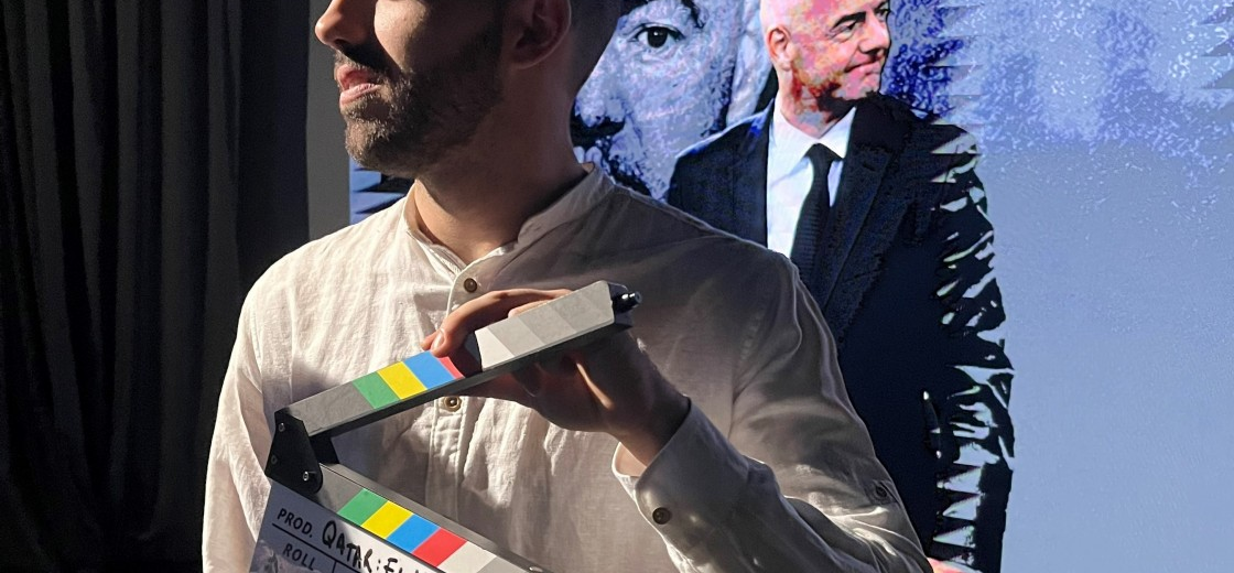 Juan Corellano sujetando una claqueta en la dirección de su documental