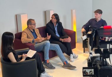 David Jiménez y Santiago Tejedor, dos periodistas de renombre, charlando con Juan Ruiz y Paula Melús, alumnos de Periodismo de la USJ