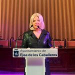 Ana García en un atril con letras del Ayuntamiento de Ejea de los Caballeros