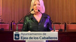 Ana García en un atril con letras del Ayuntamiento de Ejea de los Caballeros