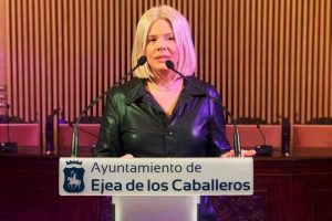 Ana García en un atril con letras del Ayuntamiento de Ejea de los Caballeros