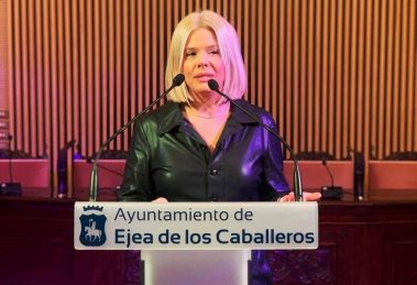 Ana García en un atril con letras del Ayuntamiento de Ejea de los Caballeros