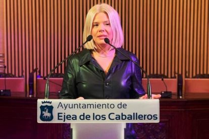 Ana García en un atril con letras del Ayuntamiento de Ejea de los Caballeros