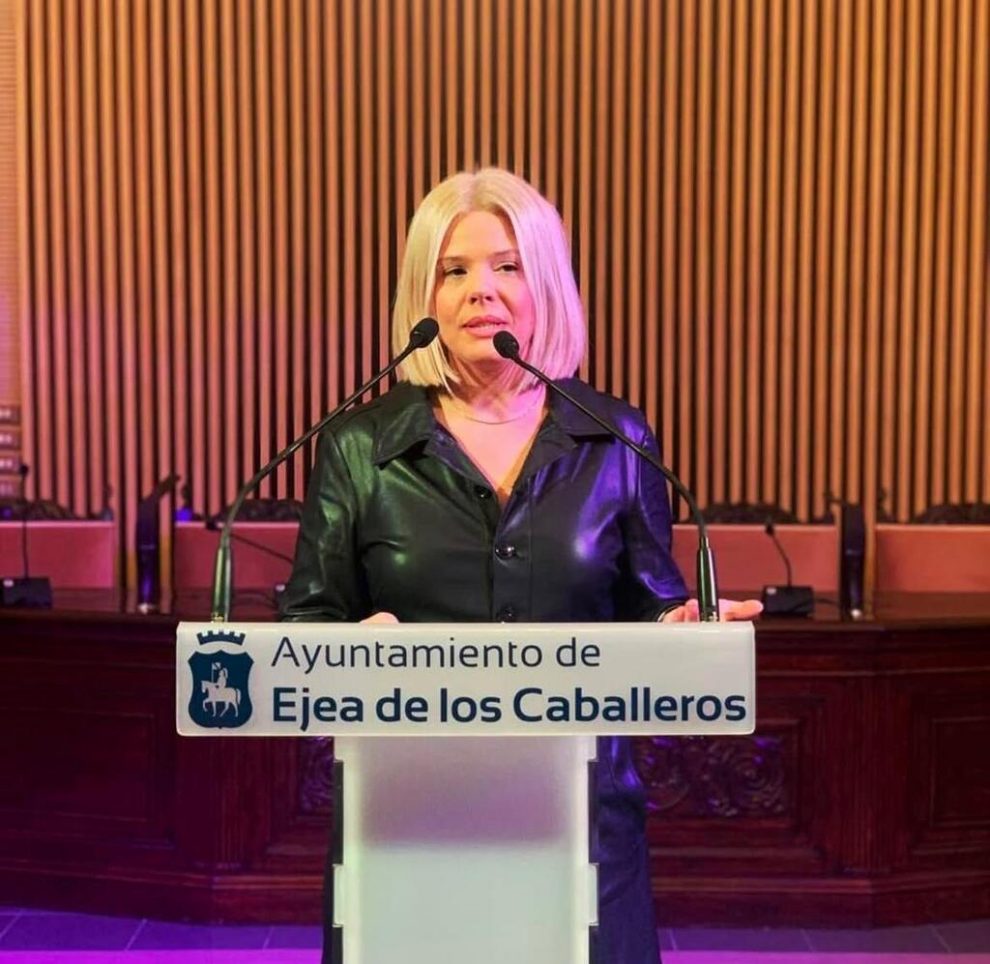 Ana García en un atril con letras del Ayuntamiento de Ejea de los Caballeros
