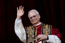 El nueva Papa, León XIV, saludando desde el balcón principal del Vaticano