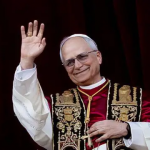 El nueva Papa, León XIV, saludando desde el balcón principal del Vaticano
