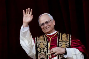 El nueva Papa, León XIV, saludando desde el balcón principal del Vaticano