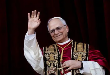 El nueva Papa, León XIV, saludando desde el balcón principal del Vaticano