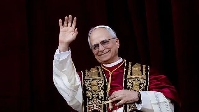 El nueva Papa, León XIV, saludando desde el balcón principal del Vaticano