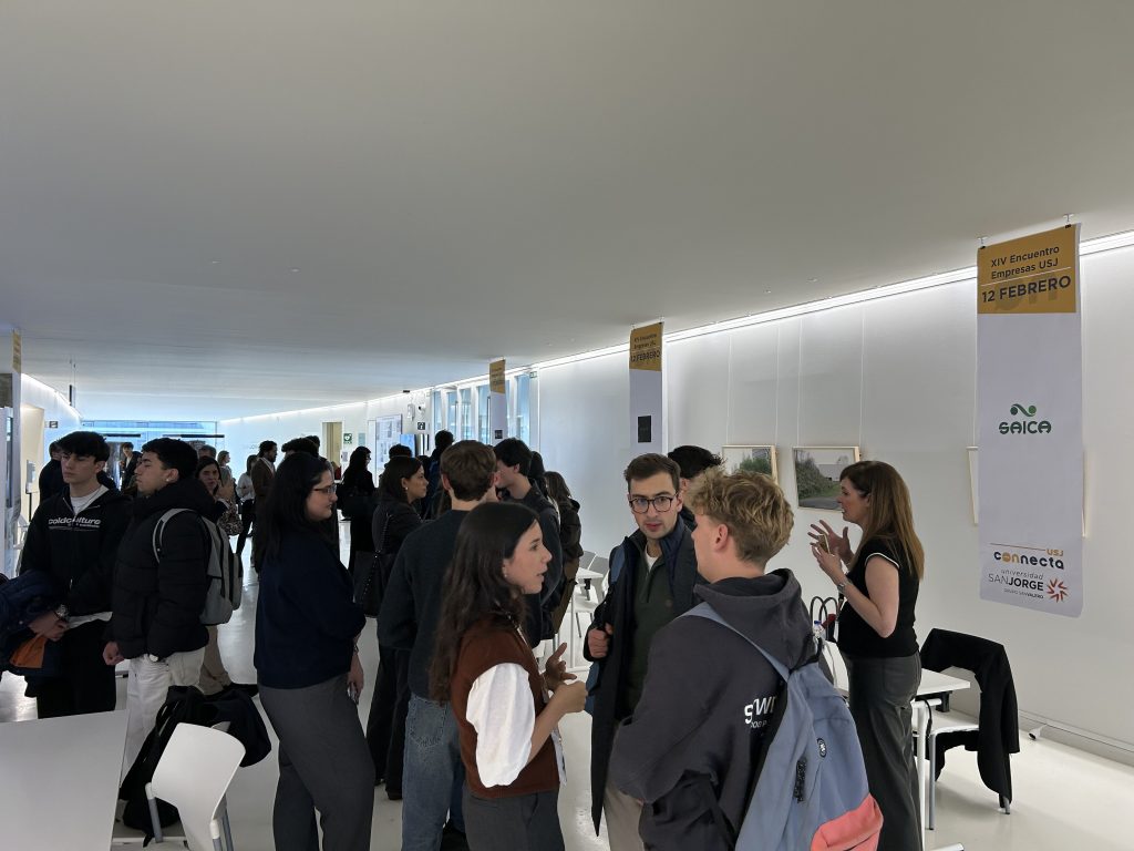 USJ Connecta. Estudiantes visitan los stands de empresas participantes
