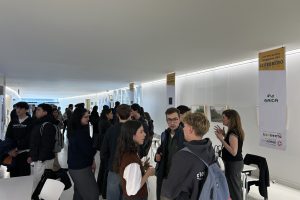 USJ Connecta. Estudiantes visitan los stands de empresas participantes