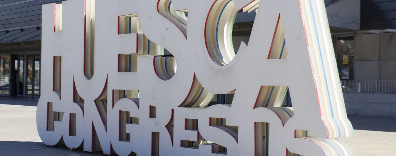 Entrada del Palacio de Congresos de Huesca durante el Congreso de Periodismo