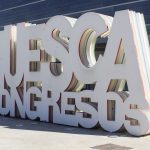 Entrada del Palacio de Congresos de Huesca durante el Congreso de Periodismo