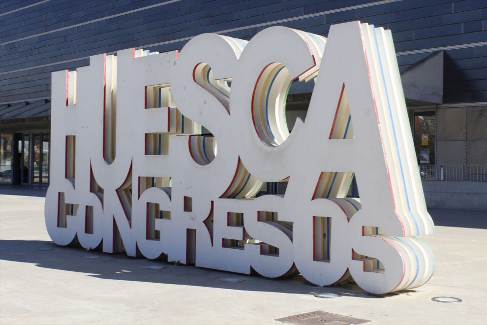 Entrada del Palacio de Congresos de Huesca durante el Congreso de Periodismo