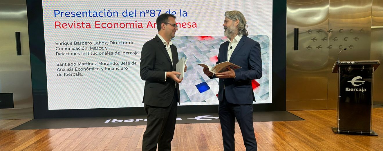 Enrique Barbero y Santiago Martínez, de Ibercaja, durante la presentación de la Revista Economía Aragonesa