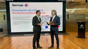 Enrique Barbero y Santiago Martínez, de Ibercaja, durante la presentación de la Revista Economía Aragonesa