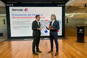 Enrique Barbero y Santiago Martínez, de Ibercaja, durante la presentación de la Revista Economía Aragonesa