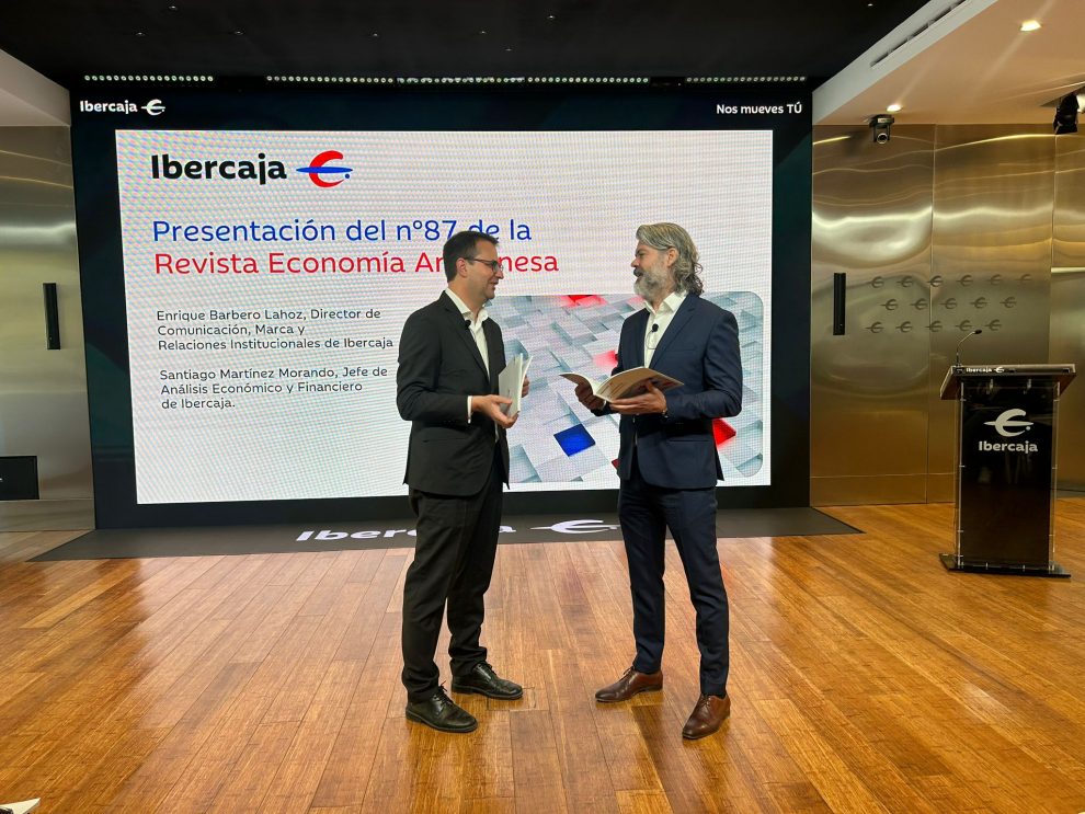 Enrique Barbero y Santiago Martínez, de Ibercaja, durante la presentación de la Revista Economía Aragonesa