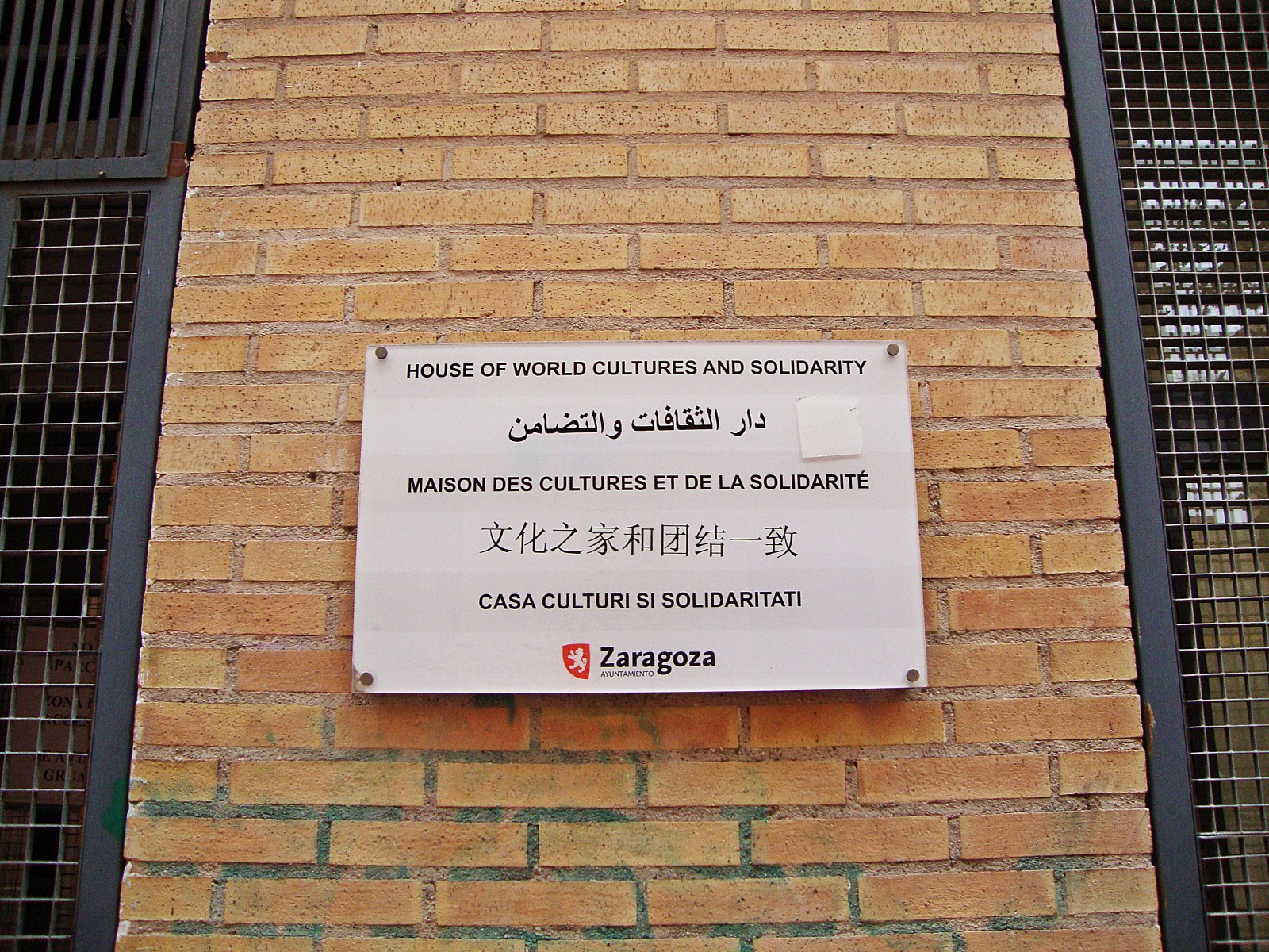 El cartel de la Casa de las Culturas de Zaragoza en la calle Palafox