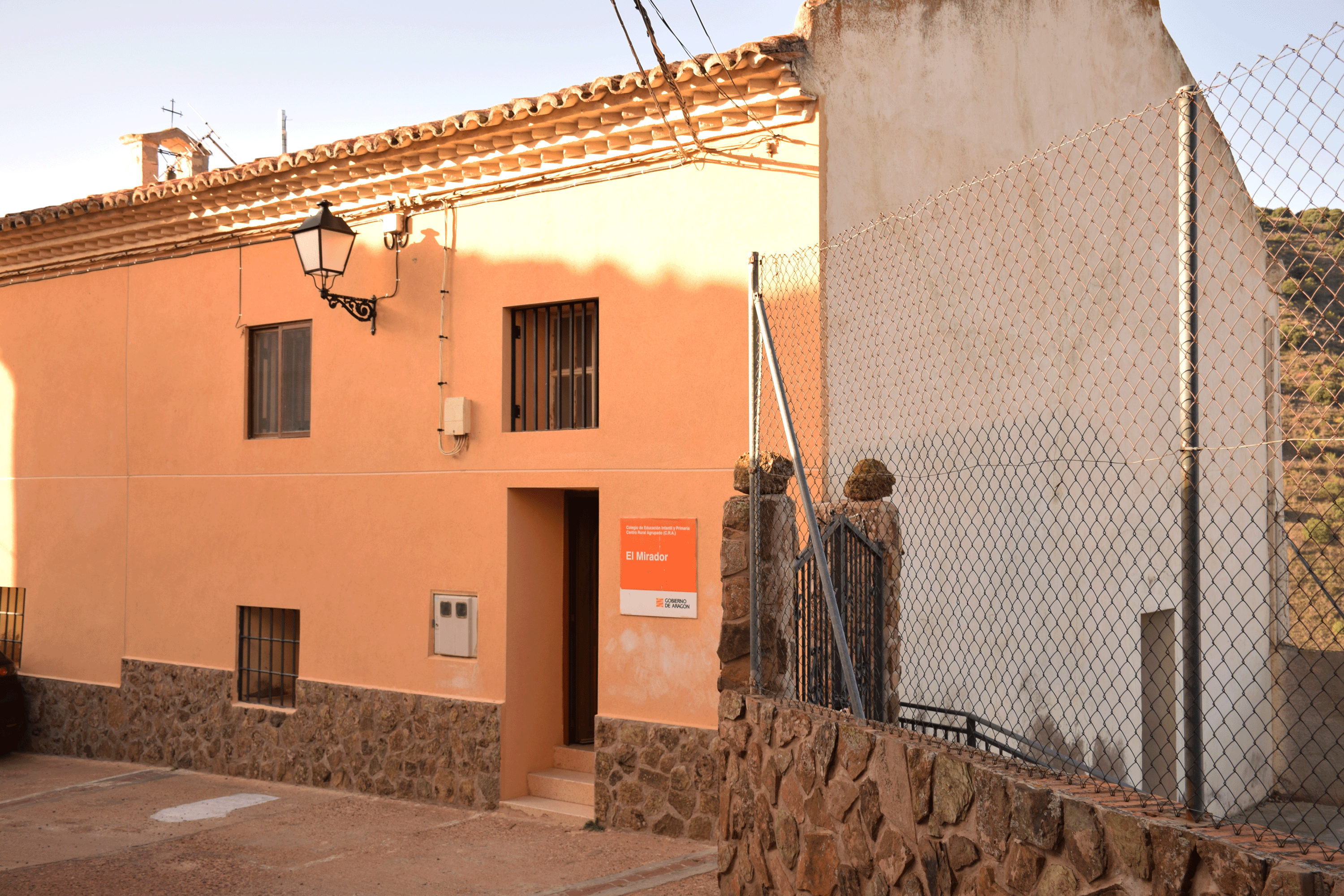 El colegio de Moros, situado en la comarca de Calatayud, provincia de Zaragoza, peligra por cierre ante la escasez de alumnos.