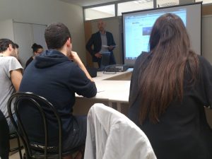 El director del Los alumnos de Periodismo Económico reciben las explicaciones del director del Instituto Aragonés de Estadística se dirige a los alumnos de la Universidad San Jorge.