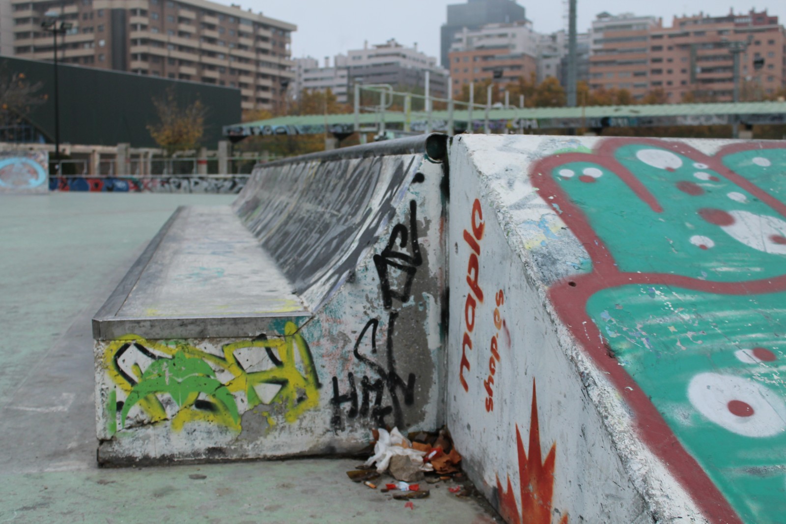 El skatepark de Vía Hispanidad tiene las barras oxidadas y la basura se acumula por las esquinas.