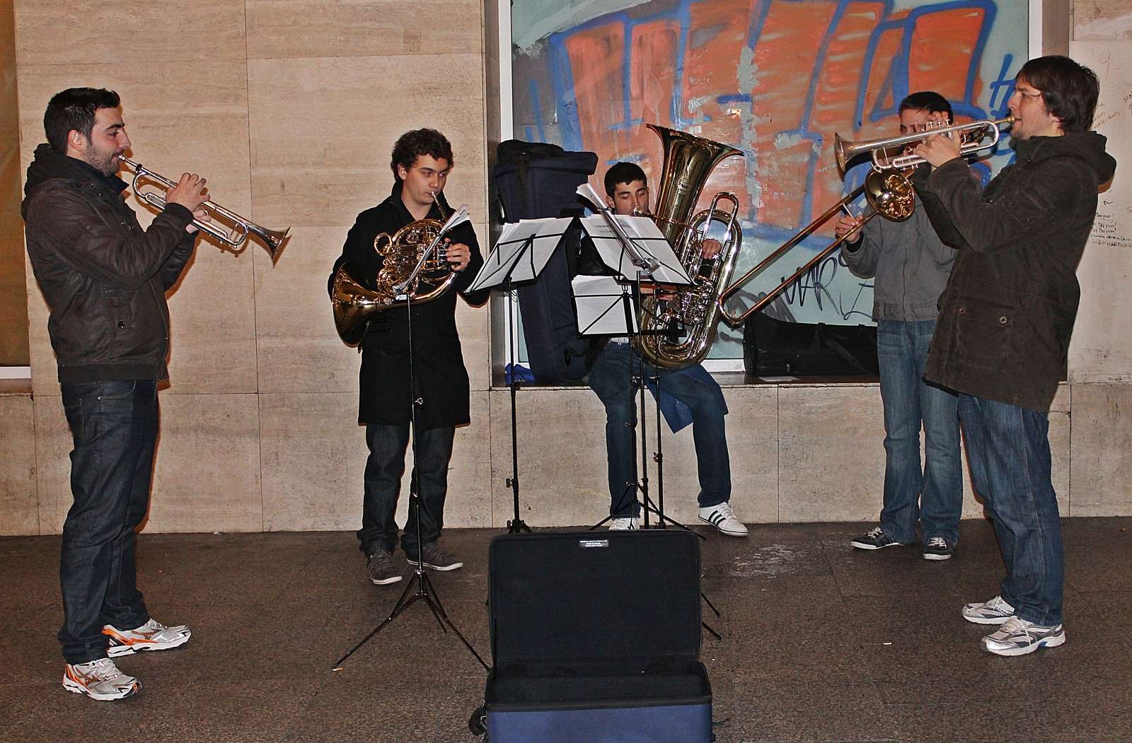 Jóvenes del conservatorio tocando en la Plaza España de Zaragoza