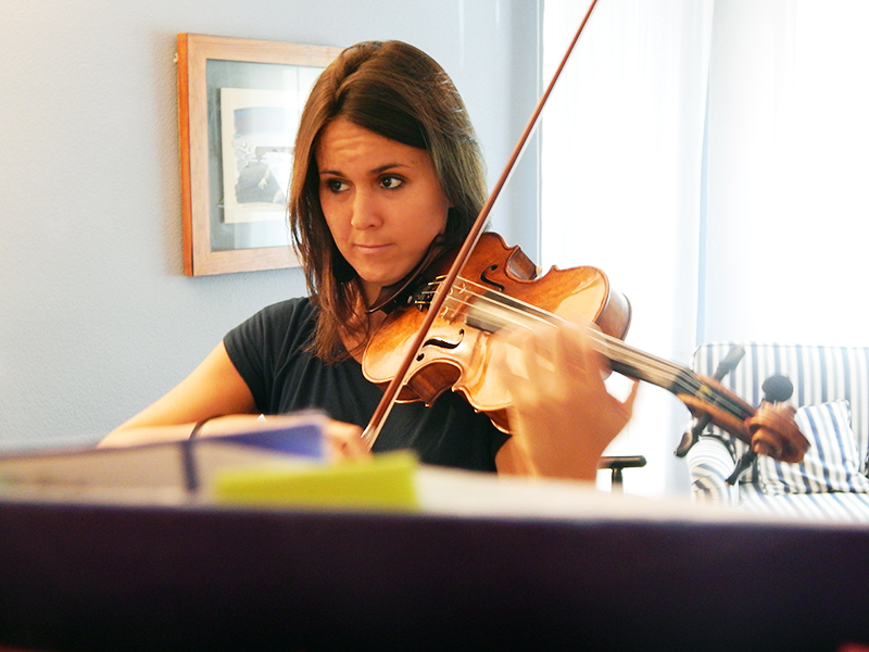 Patrizia, con su violin, ensaya 6 horas diarias frente a un espejo
